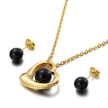Set di gioielli a cuore dorati con collana di perle nere e orecchini a lobo abbinati - Pendaglio a Cuore con Perline Nere / Set d'Oro (KS114979-Z)