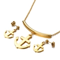 Set di gioielli con ancora dorata lucida con collana e orecchini a perno su sfondo bianco - Set Color Oro (KS114999-Z)