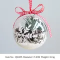 Bola de Navidad transparente de 7,5cm rellena con piñas, agujas de pino y nieve blanca - Estilo Tres Piñas