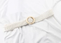 Dettaglio della cintura intrecciata bianca con fibbia rotonda in legno naturale - Bianco