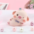 Figurine de cochon rose avec chapeau haut de forme gris et nœud papillon violet - Style Couché Clignant des Yeux B