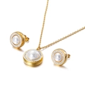 Conjunto de joyas doradas con colgante de perla dulce, collar y pendientes a juego - Perla Blanca (KS115022-Z)