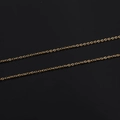 Vista detallada de dos cadenas de eslabones de acero inoxidable chapado en oro de 18 quilates - 1.5mmx75cm / Dorado
