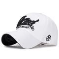Cappellino da baseball in cotone bianco con ricamo 3D nero logo Vlee in vista studio 45° - Bianco
