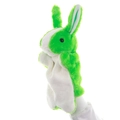 Gros plan d'une marionnette lapin vert en peluche sur une main montrant la texture - Lapin Vert