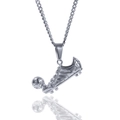 Vue détaillée d'un pendentif chaussure de football en acier inoxydable poli avec ballon - Ton Argent avec Chaîne Cubaine en Acier Inoxydable 3mm*24inch