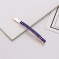 Dettaglio del fermaglio in oro rosa con due file di strass blu scuro per capelli donna - Blu Reale