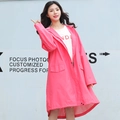 Imperméable long rose pour femmes avec capuche fonctionnelle et double fermeture - M / Rouge Rose
