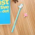 Penna gel unicorno celeste con statuina 3D su una scrivania in legno naturale - 0.5mm / Blu