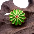 Vista macro de colgante de girasol en esmalte verde con centro rojo sobre madera - 12mm/Agujero 2.0mm / Verde Fluorescente