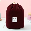 Beauty case a secchiello in velluto bordeaux con chiusura a coulisse e etichetta - Borgogna