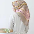 Roze en kaki zijden vierkante bawal hijab met elegante gouden kettingprints - #15 Roze Khaki Ketting