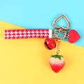 Llavero de fresa dulce con cierre de corazón dorado y cinta de pata de gallo - Fresa Con Cinta Y Campana