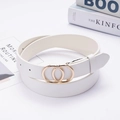 Elegante cintura in pelle bianca con fibbia dorata a doppio anello su sfondo chic - Bianco