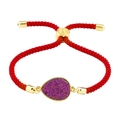 Verstellbares rotes gewebtes Armband mit goldenem Tropfenanhänger und lila Kristallen - Rotes Seil Mehrfarbig