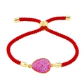 Makroaufnahme des roten Kordelarmbands mit funkelndem rosa Druzy-Tropfenanhänger - Rotes Seil Rosarot