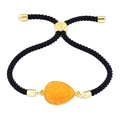 Detailaufnahme der schwarzen Kordelarmband mit goldenem Schieber und orangefarbenem Kristall - Schwarzes Seil Orange