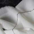 Dettaglio di una delicata catena a sfere argentata su tessuto bianco strutturato - Catena a Sfere / 45 cm / Argento