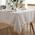 Nappe rectangulaire en lin beige avec pompons sur une table à manger en bois - Lin Slub Avec Franges / 140*140cm