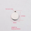 Colgante redondo de acero inoxidable pulido para joyería DIY con medidas técnicas - Diámetro 10mm Espesor 0.8mm (MP618) / Color Acero