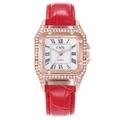 Détail du boîtier carré en or rose orné de cristaux avec un bracelet en cuir rouge - Rouge