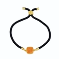 Détail du bracelet réglable en corde noire avec pendentif en cristal orange carré - Corde Noire Orange