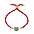 Détail du bracelet cordon rouge avec pierre druse grise carrée et fermoir doré réglable - Corde Rouge Gris