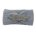Graues Strickstirnband mit handgefertigter Silberperlenblume im gemütlichen Winterstil - Mittelgrau