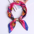Foulard quadrato in seta satinata con stampa floreale e farfalle e finitura lucida - Rosso Rosa con Fiore