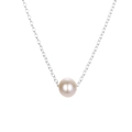 Gros plan d'un collier pendentif en perle baroque avec une chaîne en acier argenté poli - Couleur Acier