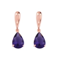 Dettaglio degli orecchini a goccia in cristallo viola con montatura in oro rosa - Viola