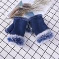 Dettaglio di guanti senza dita in pelle scamosciata blu scuro con bordo in ecopelliccia - Taglia unica / Blu