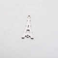 Detalle de un colgante de la Torre Eiffel en acero inoxidable plateado pulido - Torre Eiffel 14*32mm / Color Acero
