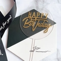Dettaglio del topper per torta in acrilico trasparente con scritta Happy Birthday dorata 3D - Acrilico / Oro