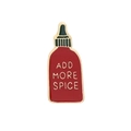 Spilla smaltata a forma di salsa piccante con scritta 'ADD MORE SPICE' e bordi oro - C1544-2 Bottiglia di Salsa / Rosso
