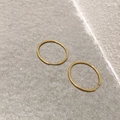 Orecchini a cerchio minimalisti in acciaio inossidabile dorato su superficie in pietra - Piccolo / Oro