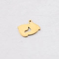 Vista macro del colgante de pies de bebé dorado con acabado de espejo pulido y anillo de unión - Dorado