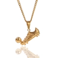 Gros plan du pendentif chaussure de foot en acier doré avec détails des lacets et crampons - Or + Chaîne Cubaine en Acier Inoxydable 3mm*24inch
