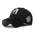 Casquette de baseball noire en coton avec broderie M argentée et écusson latéral Wolf Men - Réglable / Noir Broderie Argent