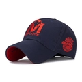 Casquette de baseball bleu marine avec broderie M rouge et intérieur de visière rouge - Réglable / Bleu Marine