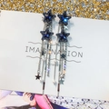 Dettaglio di orecchini a stella con cristalli blu, nappe d'argento e perle finte - Perno in Argento Stella Blu (Base Argento)