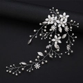 Dettaglio di copricapo da sposa argento con fiori, perle e foglie intrecciate - Argento