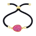 Detail eines rosa Druzy-Steins am schwarzen Webarmband mit verstellbarem goldfarbenem Verschluss - Schwarzes Seil Rosarot