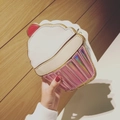 Dettaglio della borsa a tracolla creativa a forma di cupcake con finitura rosa iridescente - Torta