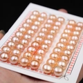 Nahaufnahme glänzender rosa Süßwasserperlen auf einer weißen Karte für Schmuckdesign - 4,0-4,5 mm (200 Stk./Karte) / Orange-Rosa