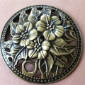 Coperchio per incensiere in bronzo antico con rilievo floreale e motivi cavi - Coperchio a Tre Fiori / Bronzo Antico