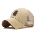 Khaki Mesh Trucker Cap mit braunem Lederpatch und atmungsaktivem Polyester-Netzrücken - Dunkelcamel