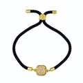 Détail d'un bracelet en corde tressée noire avec breloque carrée dorée et fermoir réglable - Cordon Noir Or