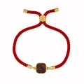 Détail du bracelet en cordon rouge avec cristal violet et curseur doré motif de feuille - Corde Rouge Multicolore