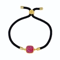 Détail d'un bracelet cordon noir réglable avec cadre doré et pierre druzy fuchsia - Corde Noire Rose